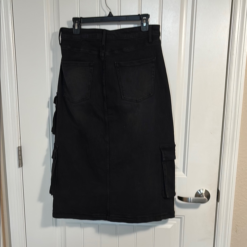 Wild Fable Black Knee-Length Pencil Skirt Size L
EUC